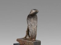 Aeg B 1  Aeg B 1, Spätzeit, Uräus, Bronze, H 7,0 cm, B 2,5 cm, T 5,1 cm : Bestandskatalog Ägypten, Museumsfoto: Claus Cordes